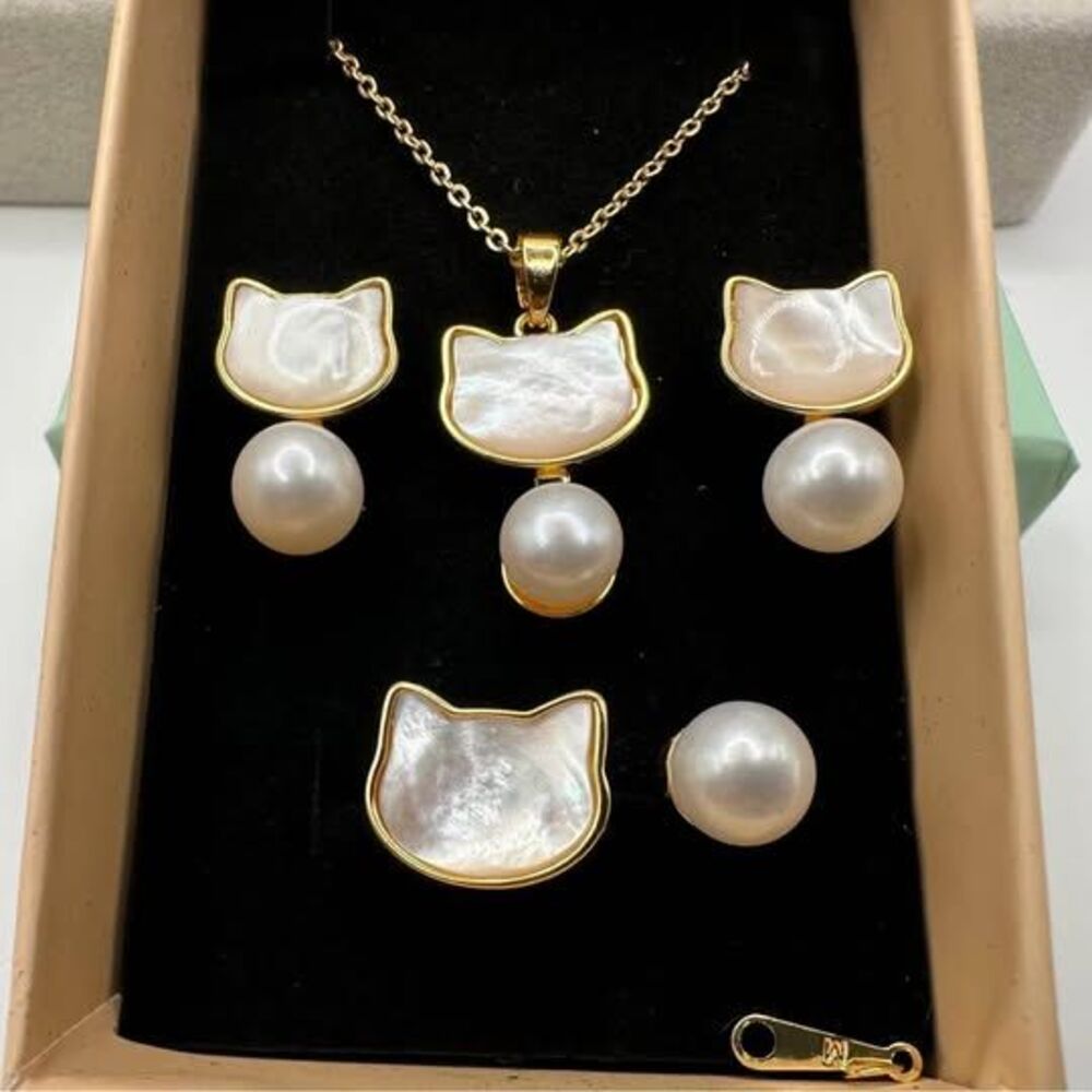 Cute cats set of 3 (pendant, earrings and rings). White mother of pearl and real
